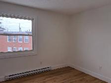 Main floor 2 bdrm   den in quiet sixplex in West end - Photo 9