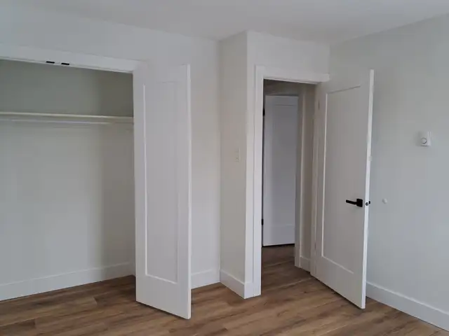 Main floor 2 bdrm   den in quiet sixplex in West end - Photo 10