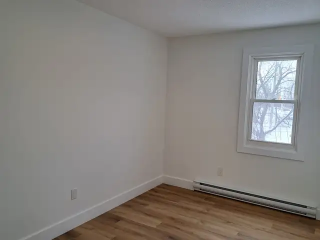 Main floor 2 bdrm   den in quiet sixplex in West end - Photo 11