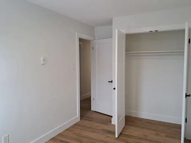 Main floor 2 bdrm   den in quiet sixplex in West end - Photo 12