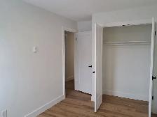 Main floor 2 bdrm   den in quiet sixplex in West end - Photo 12