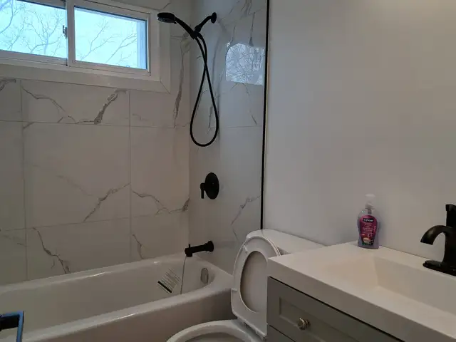 Main floor 2 bdrm   den in quiet sixplex in West end - Photo 13