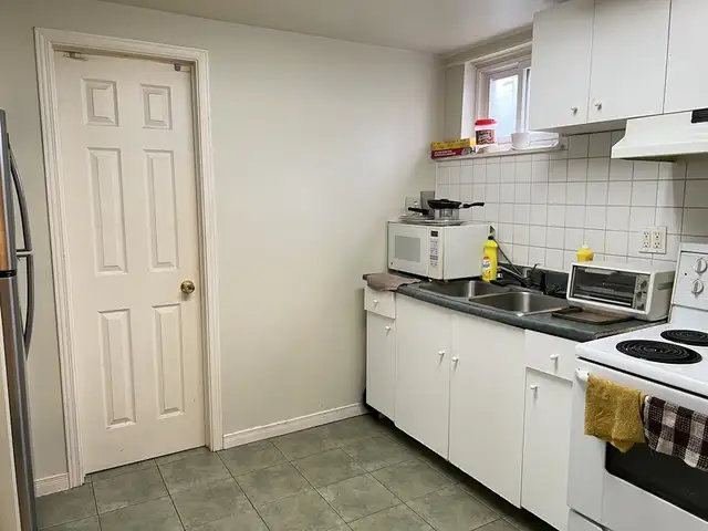 Furnished Room for Rent in Basement Apartment - Photo 6