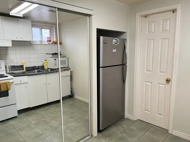 Furnished Room for Rent in Basement Apartment - Photo 7