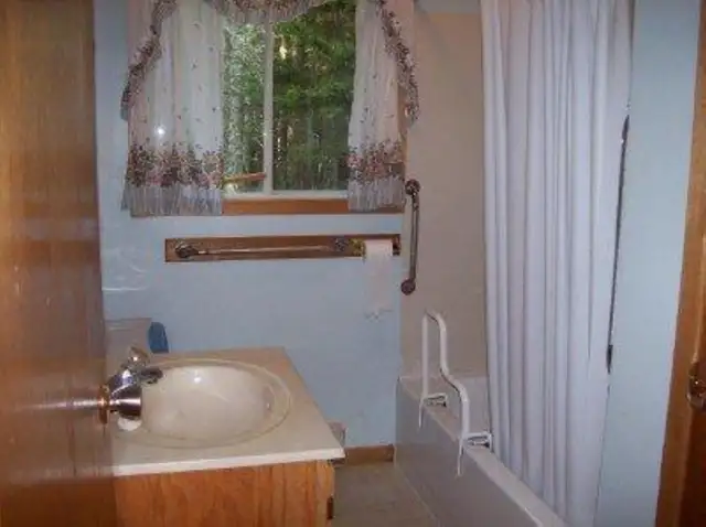 07-005 FURNISHED Lakefront home, all utilities incl. till June30 - Photo 5