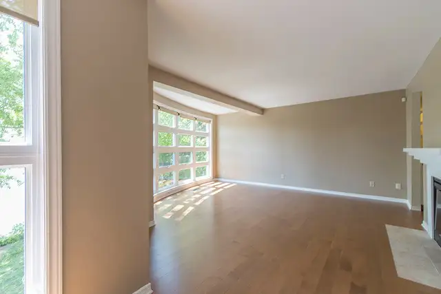 Stunning 2Storey Riverfront Condo, 2 Bed, 1Pkg, AvailNow! - Photo 9