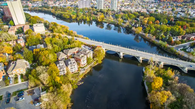 Stunning 2Storey Riverfront Condo, 2 Bed, 1Pkg, AvailNow! - Photo 22