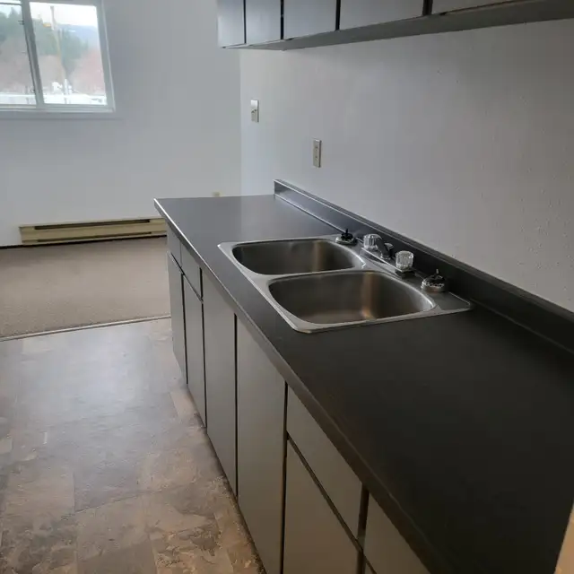 Unfurnished 2 Bed, 1 Bath Apartment - Photo 3