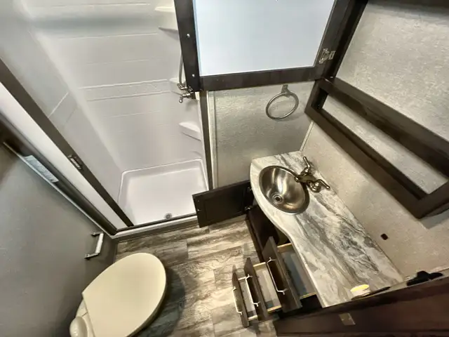 Reflection 150 Series 295RL – Lightweight Luxury Fifth Wheel - Photo 4