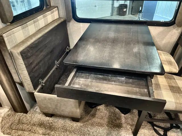 Reflection 150 Series 295RL – Lightweight Luxury Fifth Wheel - Photo 9