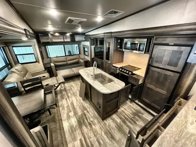 Reflection 150 Series 295RL – Lightweight Luxury Fifth Wheel - Photo 11