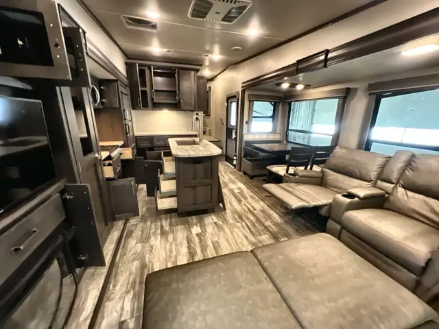 Reflection 150 Series 295RL – Lightweight Luxury Fifth Wheel - Photo 12