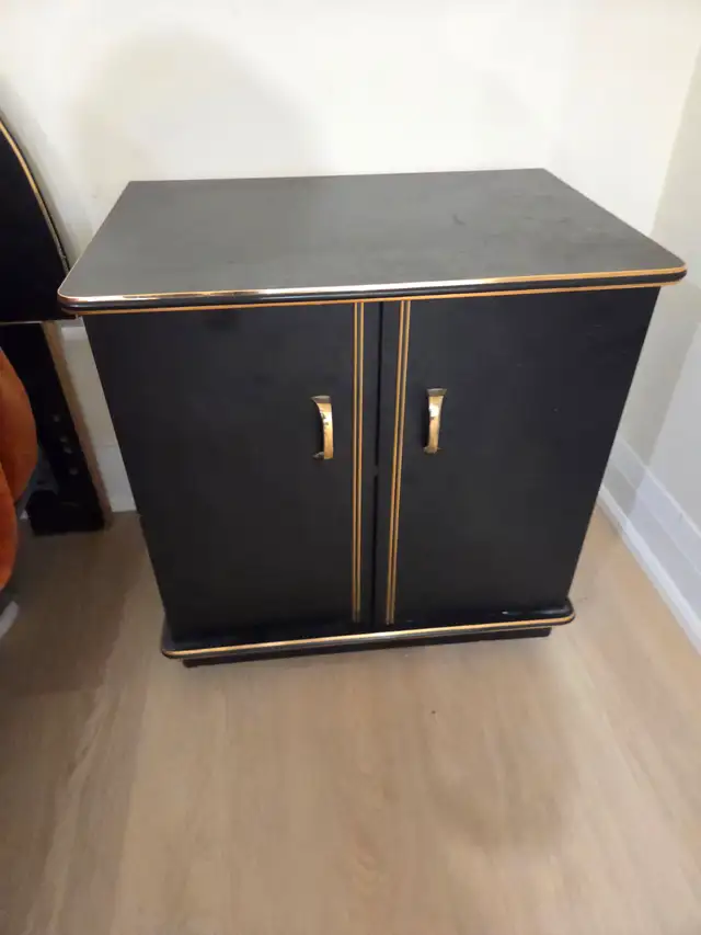 Free Bedroom furniture - Photo 2