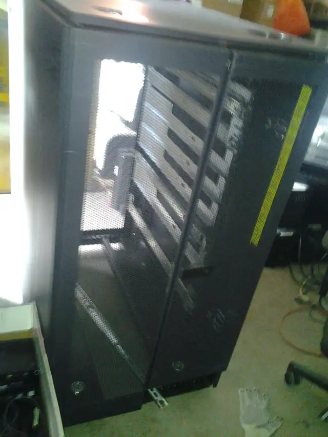dell 24u server cabinet lockable/ removable doors and sides