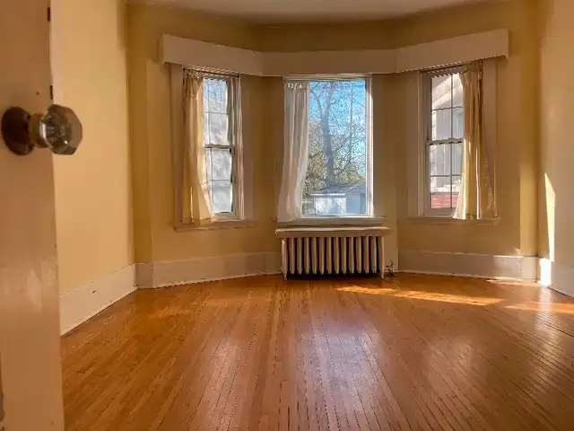 ATTN TRENT STUDENTSHurry Only 2 Bdrms Left! Close to It All! - Photo 2