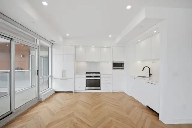 Welcome to this beautifully maintained 3-bedroom condo - Photo 2