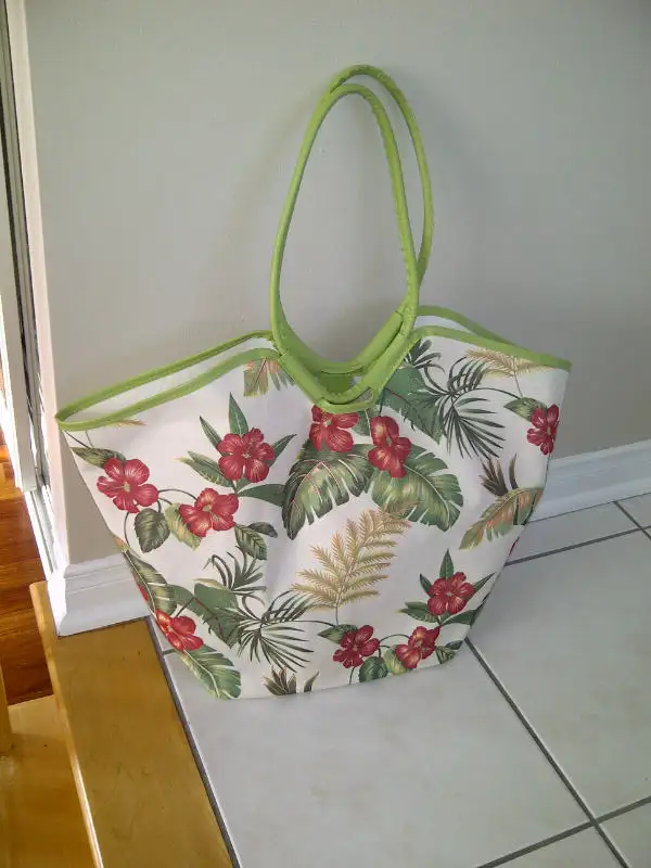 BEAU SAC À MAIN NEUF À FLEURS ROUGES 12'HAUTx16'LARGE`: $10.00