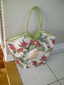 BEAU SAC À MAIN NEUF À FLEURS ROUGES 12'HAUTx16'LARGE`: $10.00