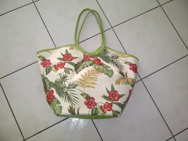 BEAU SAC À MAIN NEUF À FLEURS ROUGES 12'HAUTx16'LARGE`: $10.00 - Photo 2