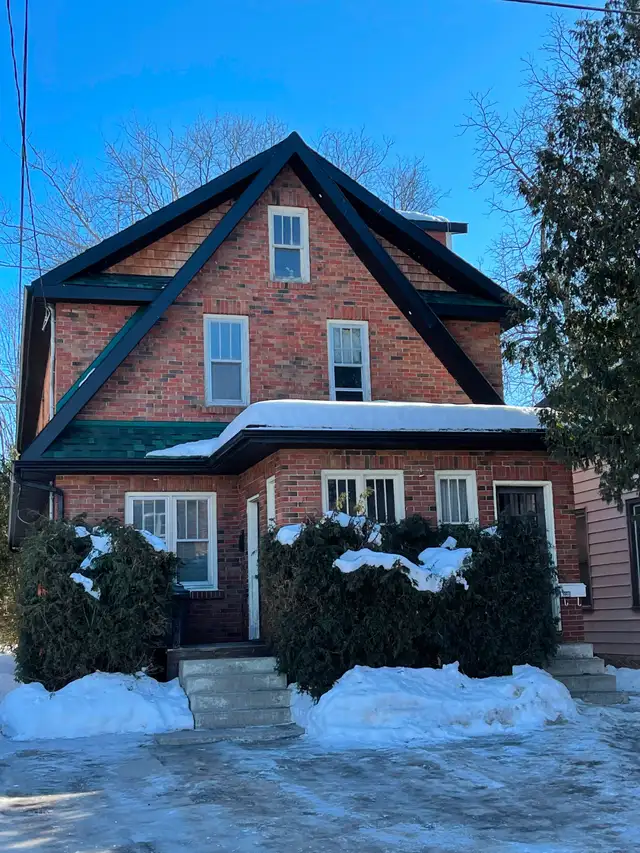 ATTN TRENT STUDENTS! Spacious 5/6 Bdrm House - Don't Wait! - Photo 4