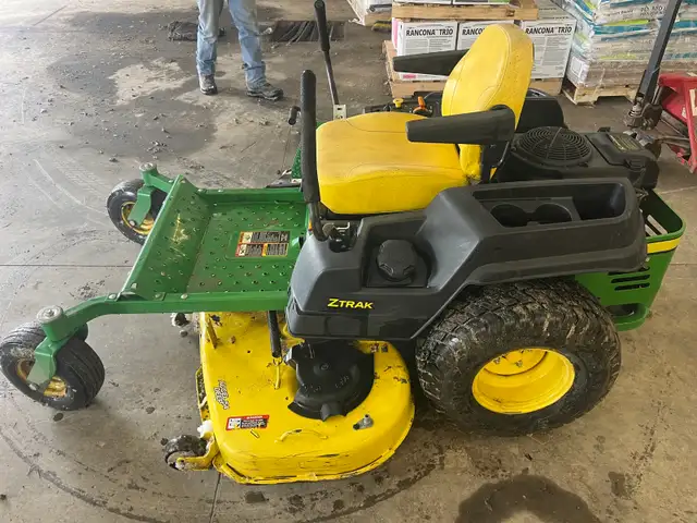 JD zero turn mower - Photo 4