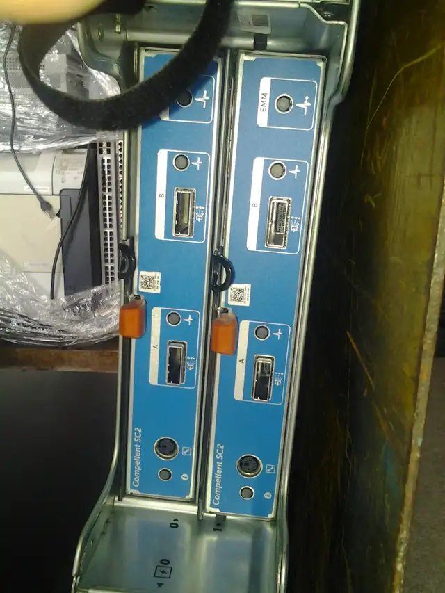 Dell Compellent SC220 Expansion Enclosure 24x 2.5' Bay 2x SC2 Co - Photo 2