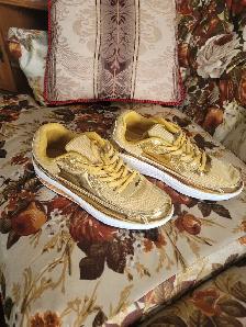 Souliers gold de luxe tout neuf 40$ !