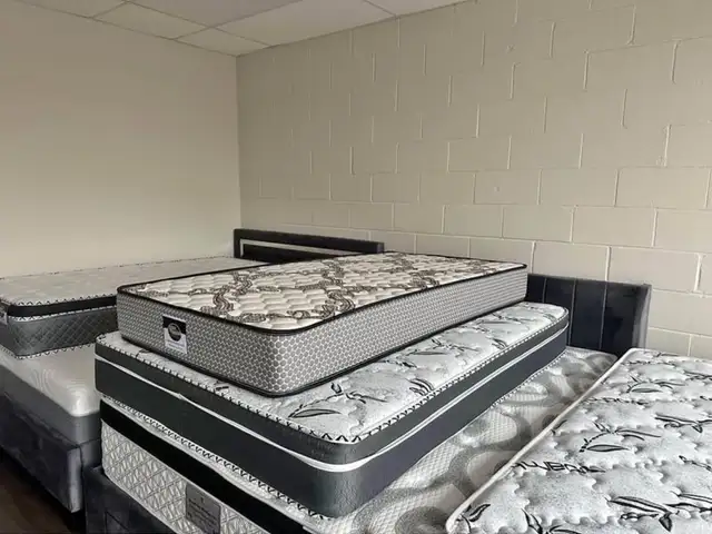 Mattress : (Twin Mattress) Full Mattress / Queen Mattress