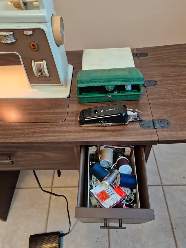 Antique Singer Sewing Machine with built-in Desk - Photo 5