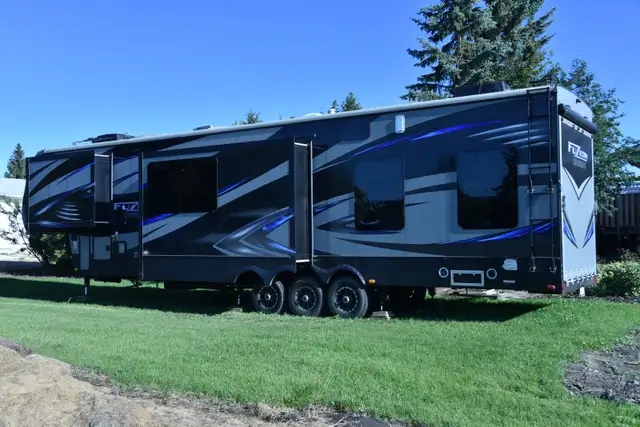2015 Keystone Fuzion 404 TOYHAULER/5TH WHEEL