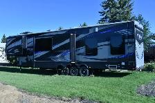 2015 Keystone Fuzion 404 TOYHAULER/5TH WHEEL