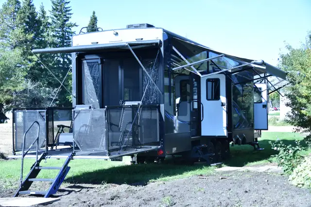 2015 Keystone Fuzion 404 TOYHAULER/5TH WHEEL - Photo 2