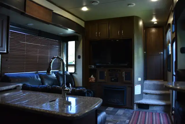 2015 Keystone Fuzion 404 TOYHAULER/5TH WHEEL - Photo 5