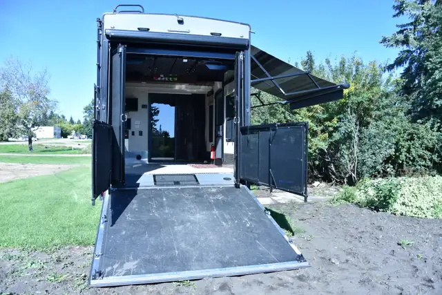 2015 Keystone Fuzion 404 TOYHAULER/5TH WHEEL - Photo 8