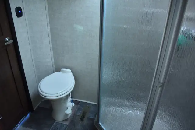 2015 Keystone Fuzion 404 TOYHAULER/5TH WHEEL - Photo 10