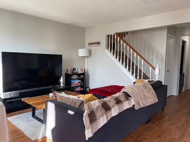 ATTENTION TRENT STUDENTS – 3 Bdrm - Prime Reid St Location - Photo 4