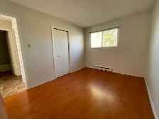 ATTENTION TRENT STUDENTS – 3 Bdrm - Prime Reid St Location - Photo 7