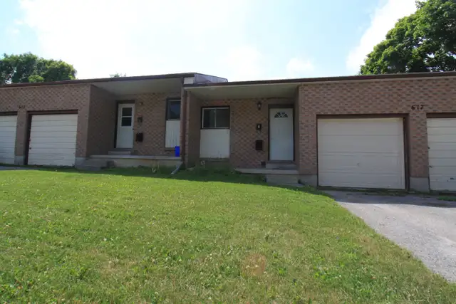 ATTENTION TRENT STUDENTS – 3 Bdrm - Prime Reid St Location - Photo 8