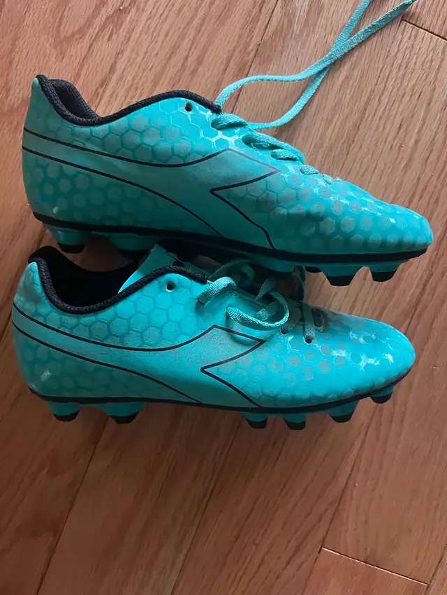 Kids soccer shoes size 4