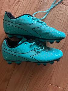 Kids soccer shoes size 4