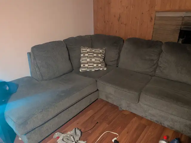 Large sectional sofa made by Ashley - Photo 2