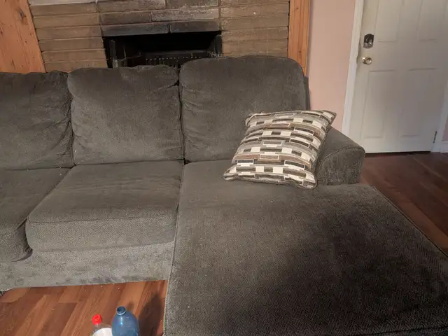 Large sectional sofa made by Ashley - Photo 3