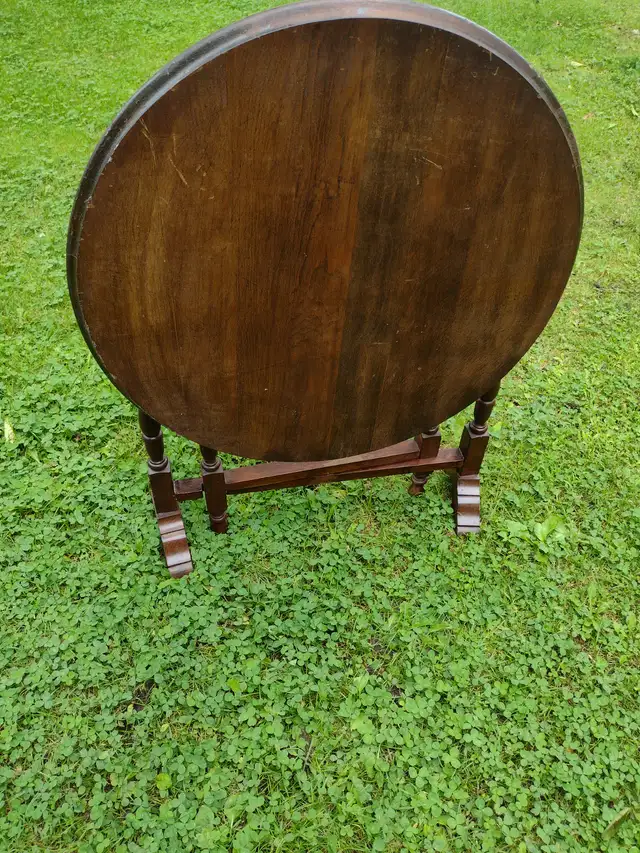 Vintage tilt top accent table - Photo 2