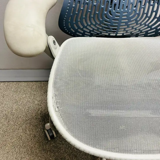 Herman Miller Mirra Chair(17)-Small tear on the seat! - Photo 2