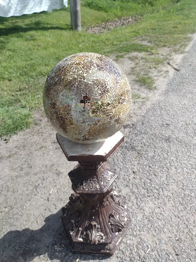 Gazing ball on stand - Photo 2