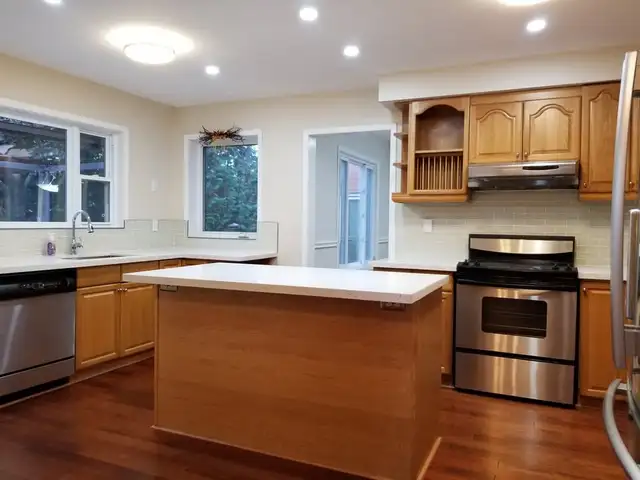 FURNISHED ROOM ON UPPER LEVEL (NO PARKING)