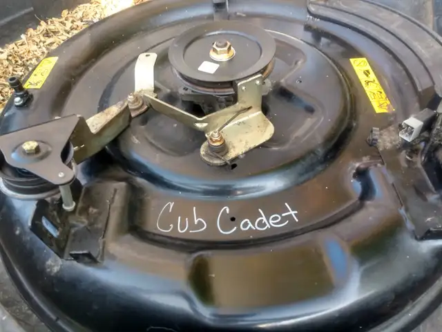 Cub Cadet 282cc 11hp 30' riding mower STRIPPED FOR PARTS! - Photo 2