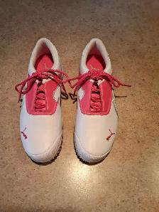 Souliers de golf Puma pour femme neufs