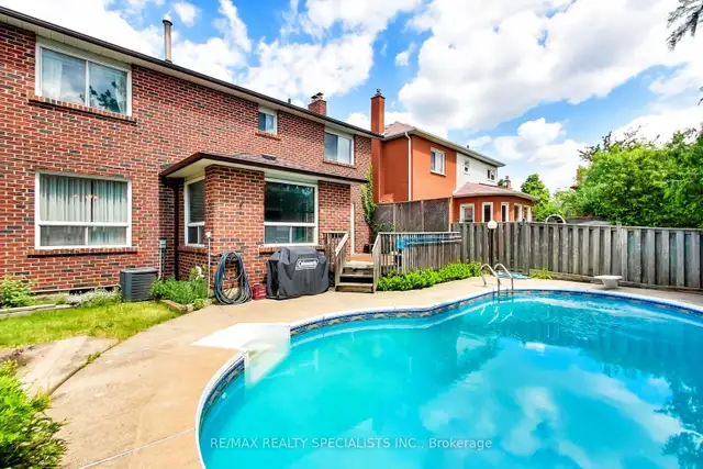 Mississauga Dixie Road/ Eglinton Ave 4 bedrooms detached house - Photo 10