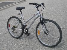 NICE SHAPE FEMALE'S 26' RALEIGH SUMMIT 18 SPD WITH SUSPENSION!
